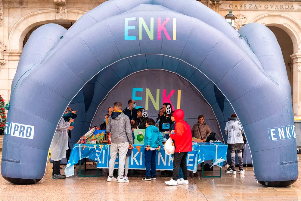 Membros dunha entidade social participando na Carreira Enki.