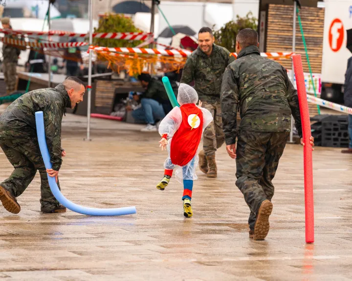 Saída multitudinaria de participantes nunha edición da Carreira Enki.
