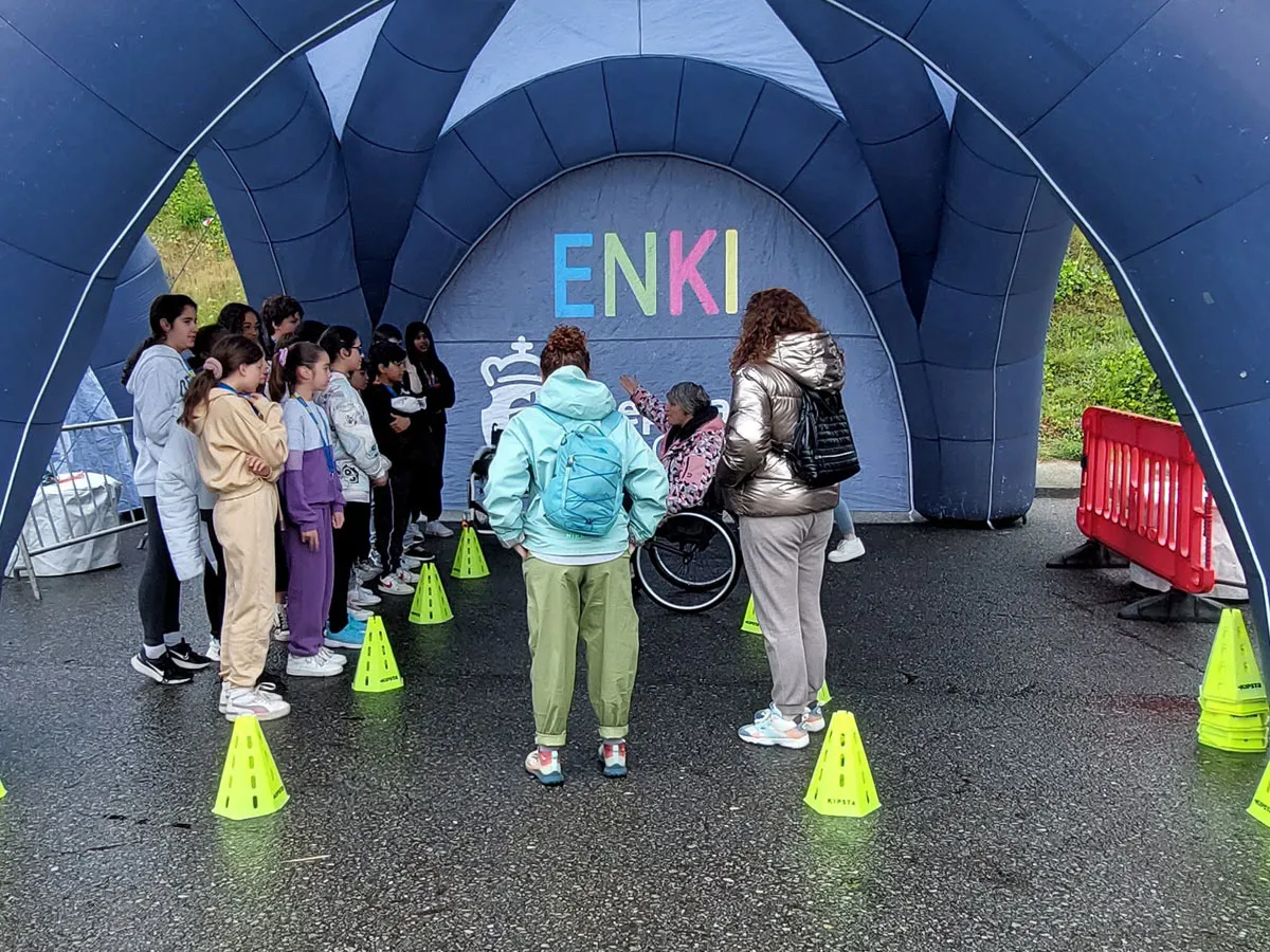 Grupo escolar participando nunha xornada de sensibilización de Enki.