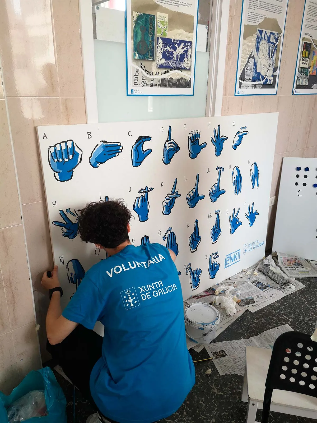 Mural do alfabeto de lingua de signos pintado nun colexio.