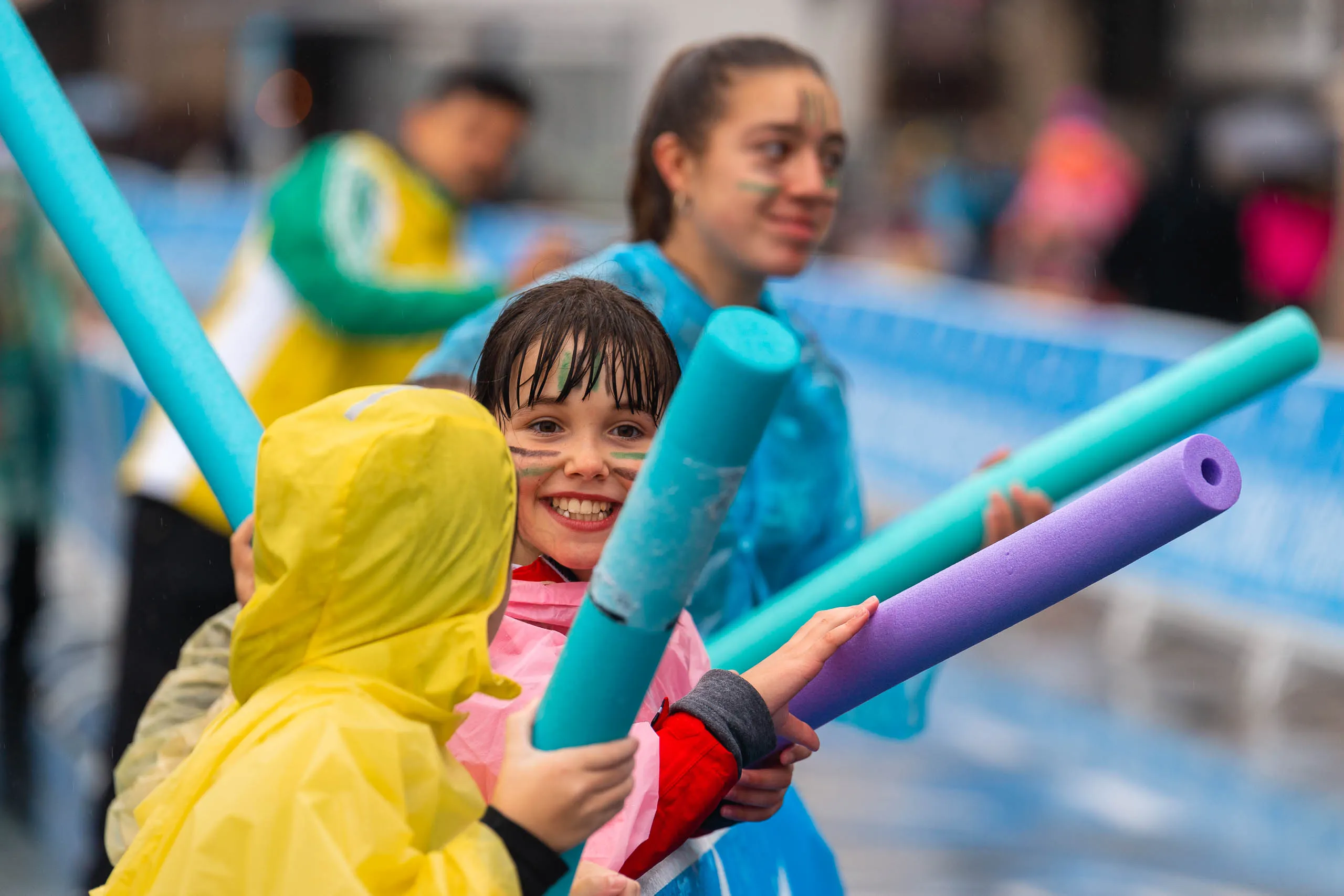 Niña participando en la Carrera ENKI con material de espuma de colores
