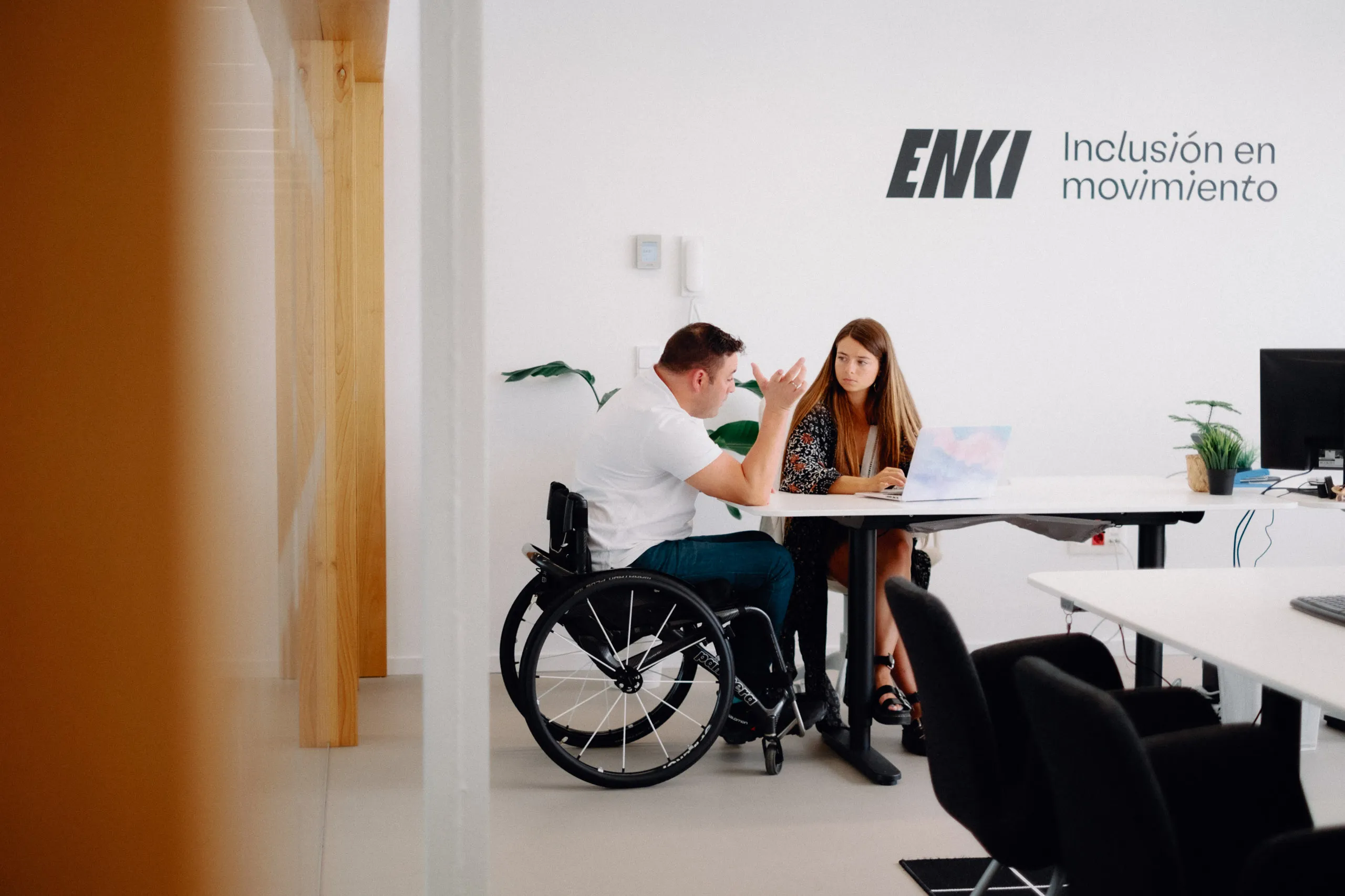 Reunión de traballo sobre formación e colaboración con empresas.