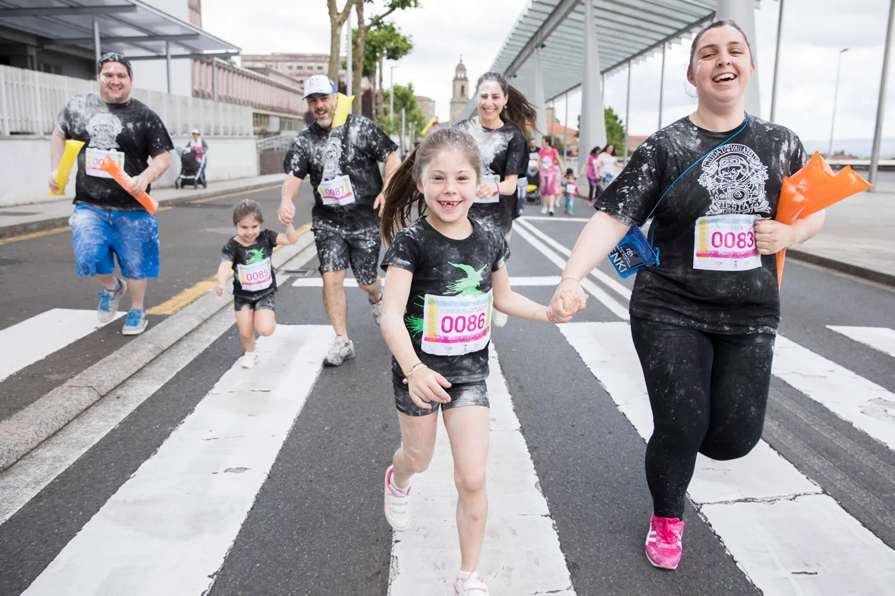 Persoas participando xuntas nunha carreira popular inclusiva.
